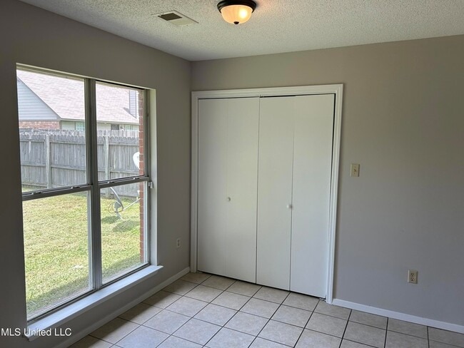 Building Photo - 3434 Laurelwood Dr