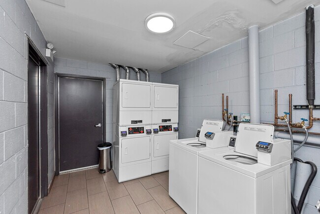 Building Photo - 1220 N Lasalle-C2