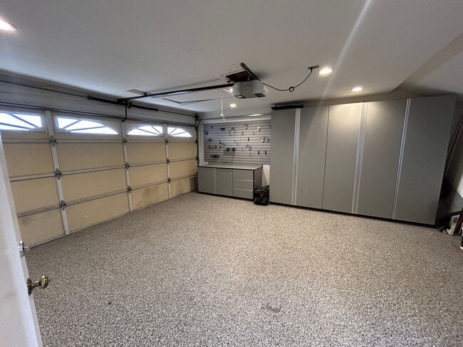 Building Photo - Spacious 3 Bed/1.5 Bath Home Located in He...