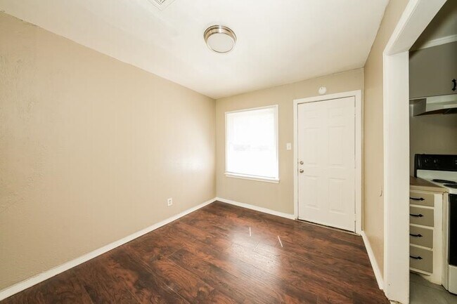 Building Photo - 2204 NW Denver Ave