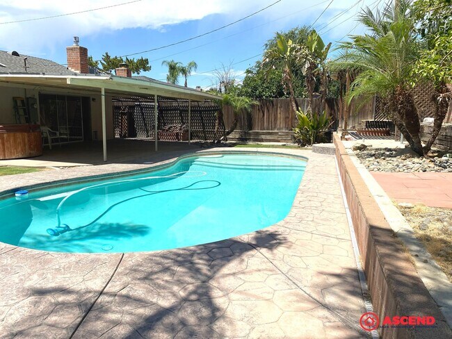 Building Photo - Immaculate Home Near China Grade Loop!