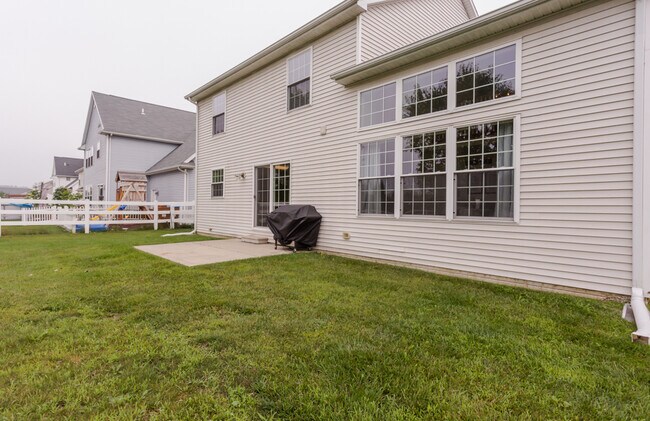 Building Photo - Large 4 bedroom with office space, Springf...