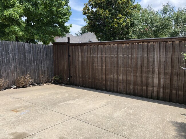Building Photo - 5 Bedrooms in Richardson!