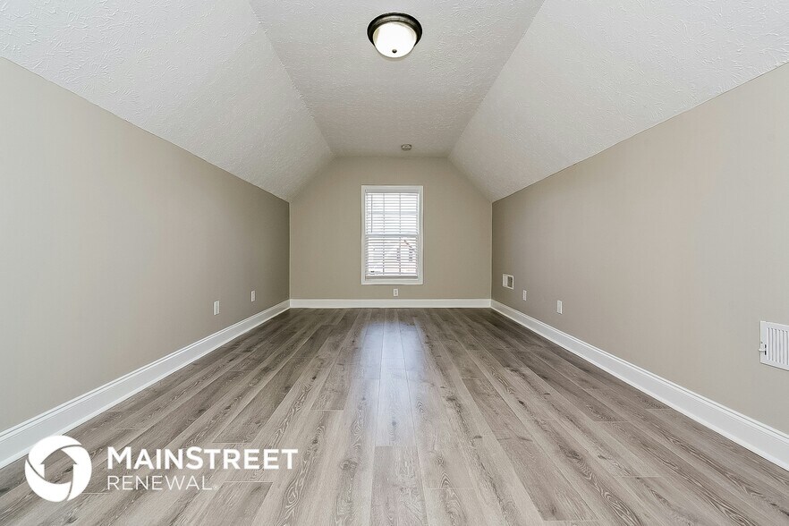 Building Photo - 1505 Queen Elizabeth Dr