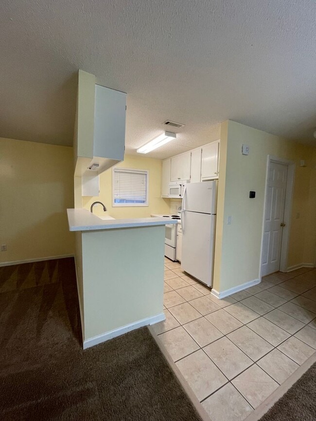Building Photo - Foxchase Subdivision - End Unit!