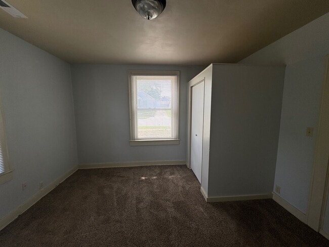 Building Photo - Charming 2 Bedroom Home