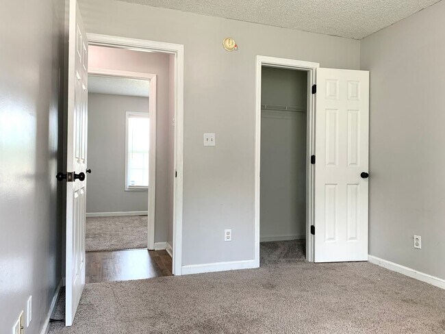 Building Photo - 1013 Mile High Dr