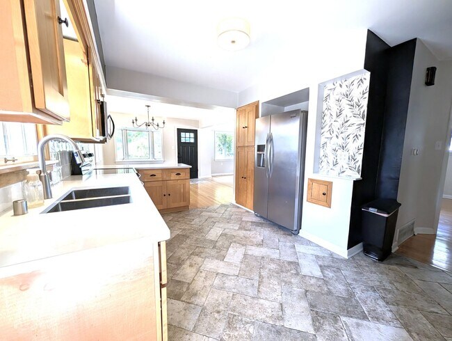 Building Photo - Gorgeous 3-bedroom single family home - Av...