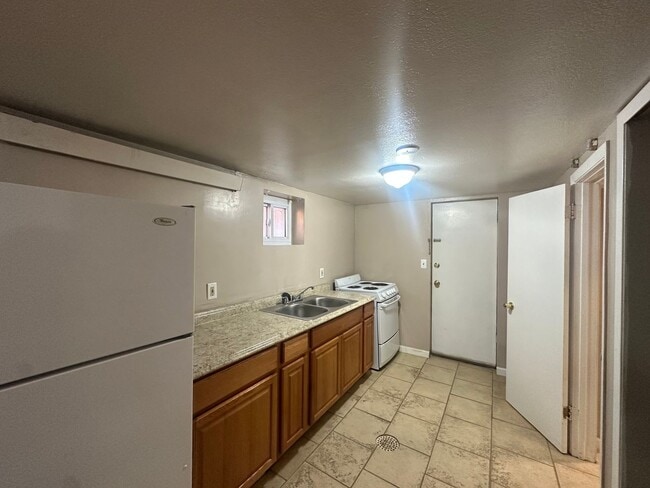 Building Photo - Shaul Properties - 419 1/2 W 14th