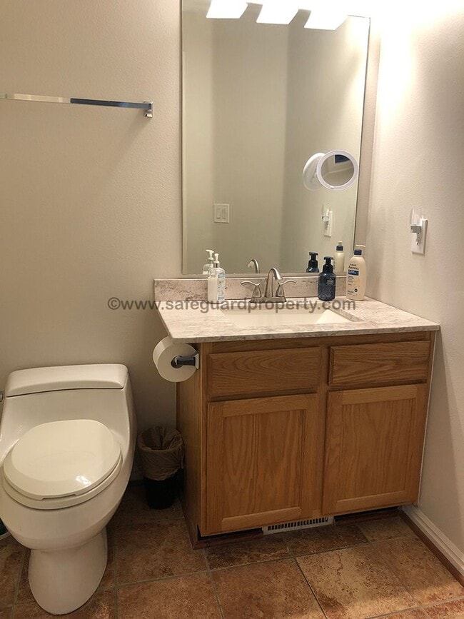 Building Photo - Beautiful Townhome in Wonderful Gated Comm...