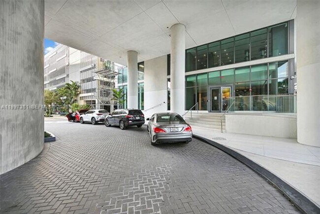 Building Photo - 460 NE 28th St