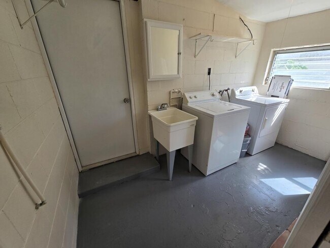 Building Photo - 2921 Sunset Rd