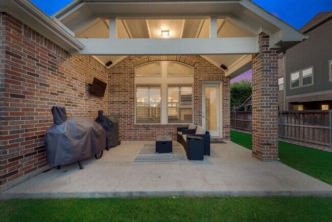 Building Photo - Welcome to your new 5 Bed-4 Bath home in t...