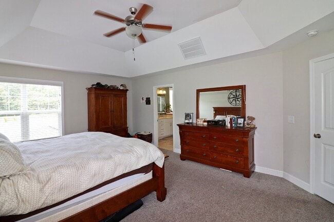 Building Photo - "Spacious 4-Bedroom Gem with 3.5 Baths and...