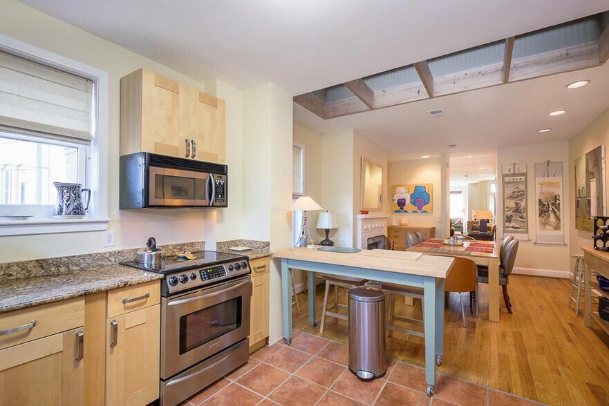 Building Photo - 504 Capitol Ct NE