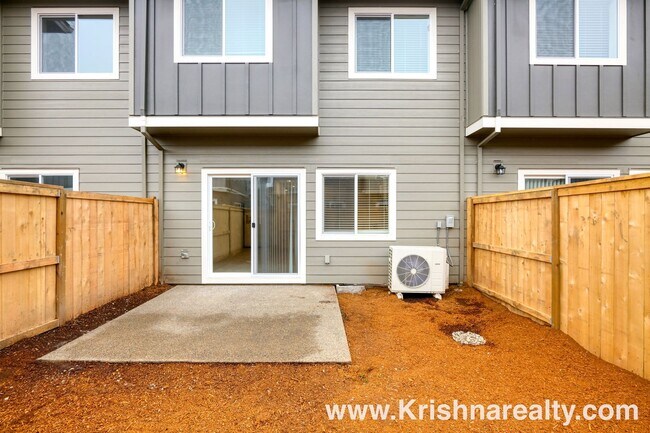 Building Photo - Beautiful 2021 Modern Build | 3 Bed | 2.5 Bath | Stylish Townhome in Laurel Woods