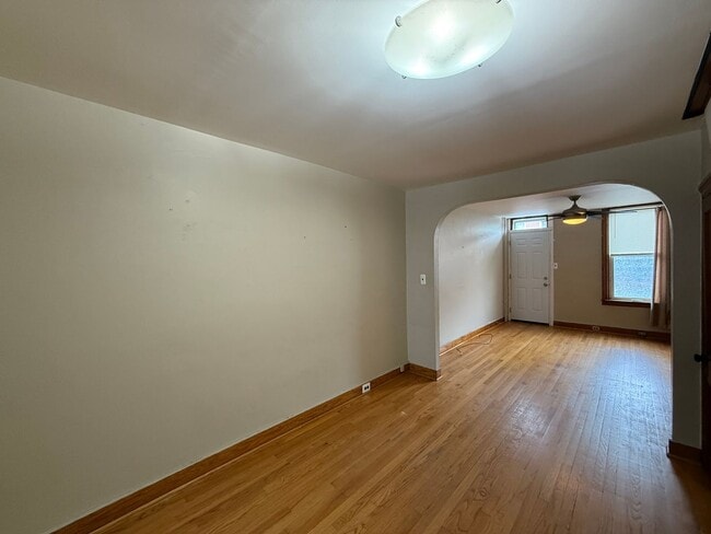 Building Photo - Charming 2 Bed w/ Parking | Steps from Lat...