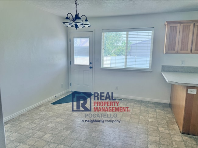 Building Photo - MOVE IN SPECIAL - 5 Bedroom 3.5 Bath Duplex - 2 car garag