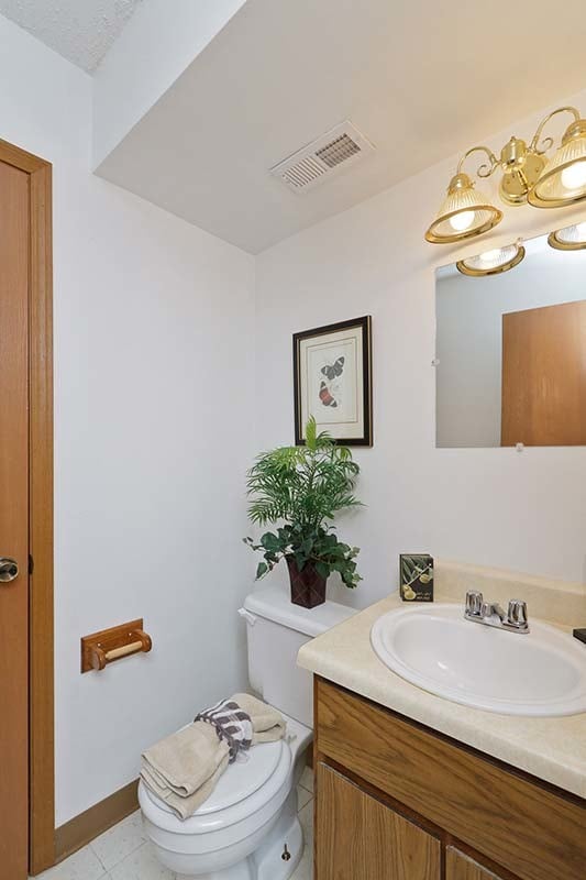 Building Photo - 2039 Essex Dr