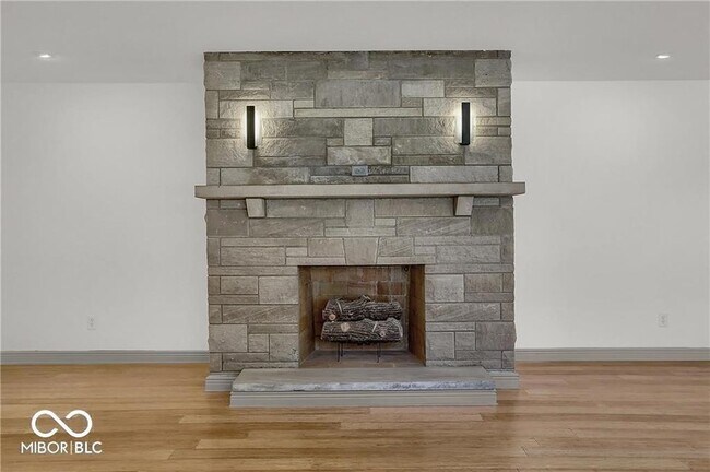 Building Photo - 760 W Pine St