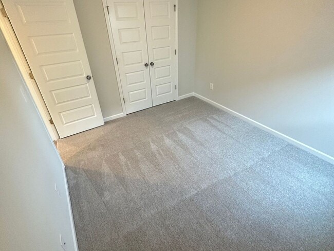 Building Photo - LOCATION, LOCATION, LOCATION! 10 Minutes f...