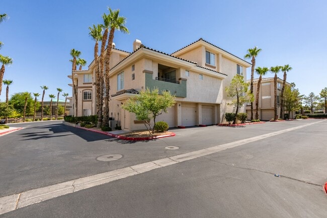 Building Photo - Beautiful 2nd floor condo