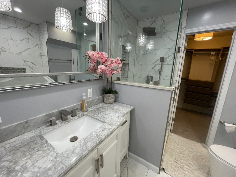 Building Photo - 264 Lyn Gardens Way