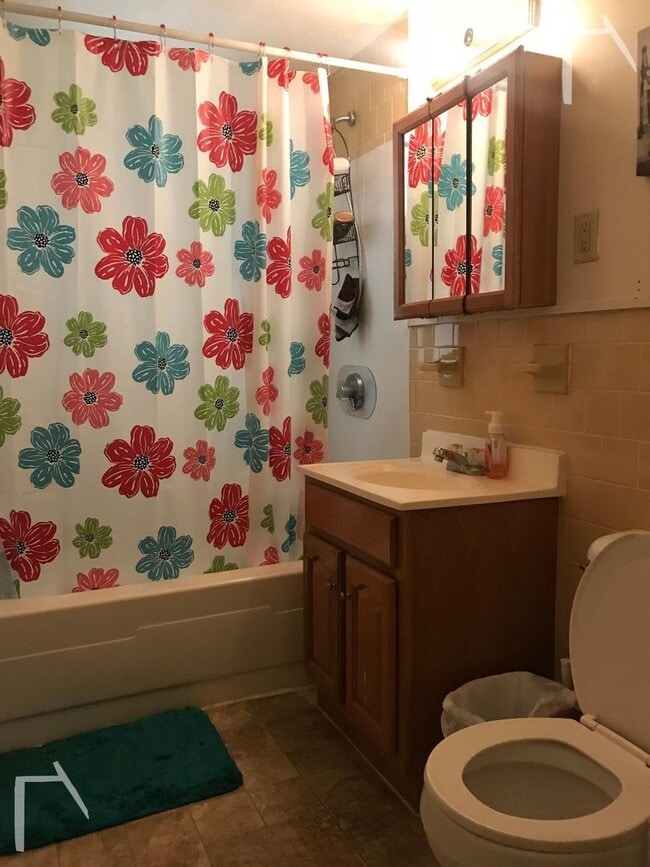 Building Photo - 9/1 No Fee! Spacious 3BR/1.5BA apartment near Washington Sq