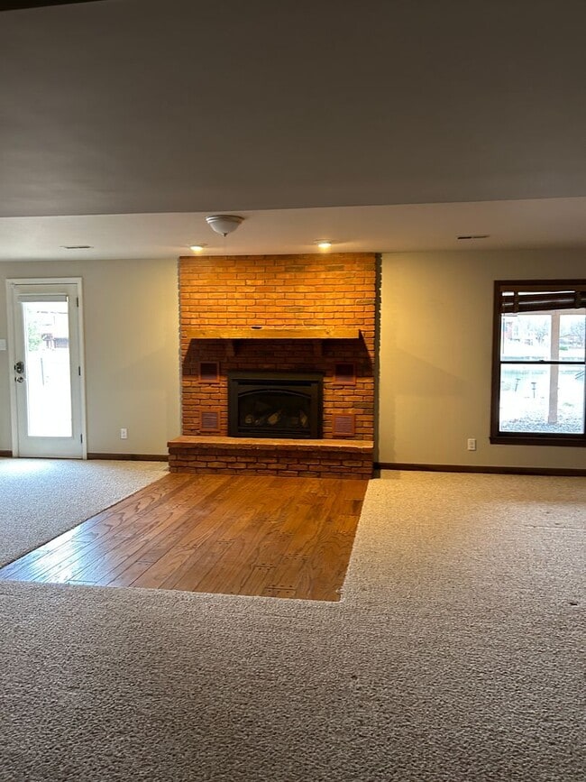 Building Photo - Beautiful Lake Home