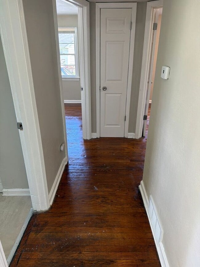 Building Photo - 3-bedroom, 1-bathroom single-family home