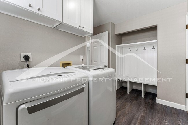 Building Photo - Single Family Home with 2 Car Garage and Central Air!