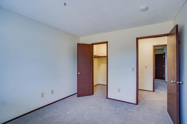 Building Photo - THREE BEDROOM TOWN HOME WITH GARAGE IN HAZEL DELL
