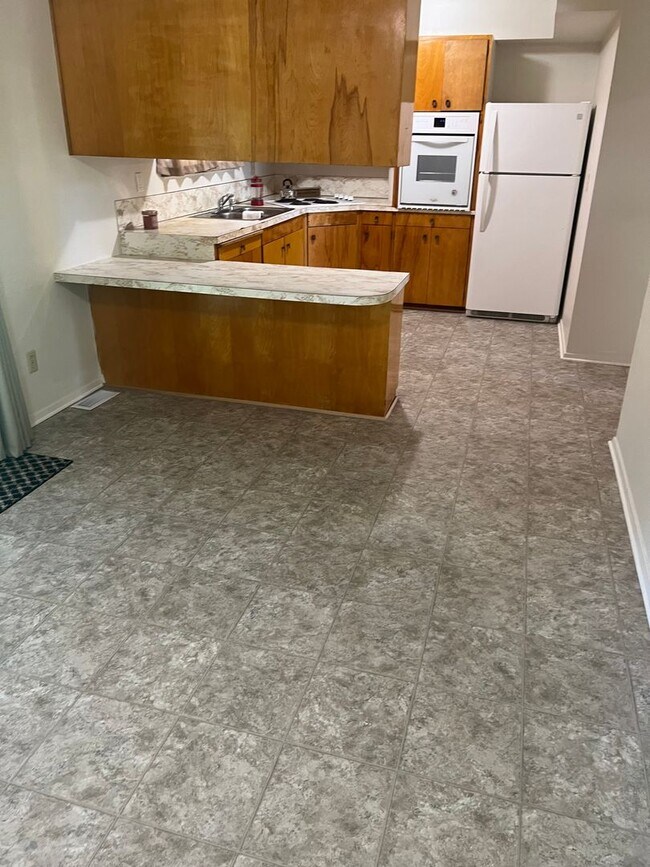 Building Photo - 3BED 1.5BATH - BONUS ROOM, LARGE YARD, WASHER/DRYER HOOKUP, DRIVEWAY PARKING