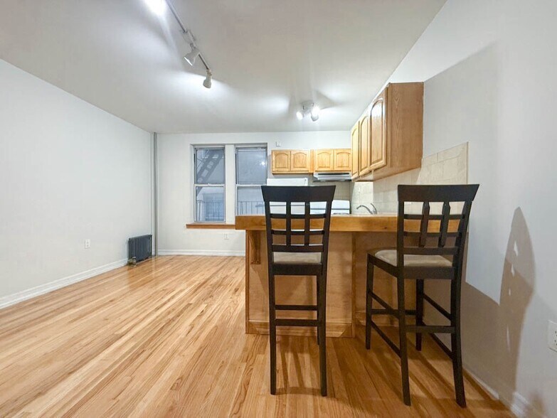 Building Photo - 707 W 171st St