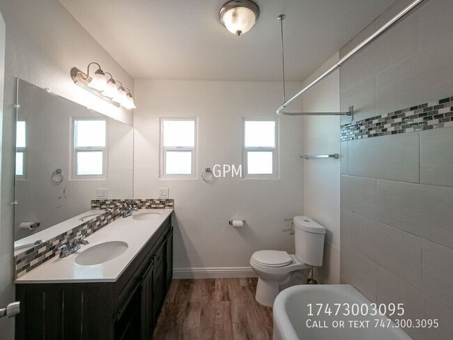 Building Photo - 723 W Doran St