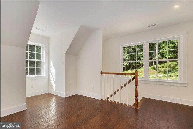 Building Photo - 255 Laurel Ln