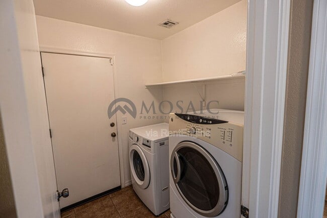 Building Photo - 2035 W Gold Dust Ave