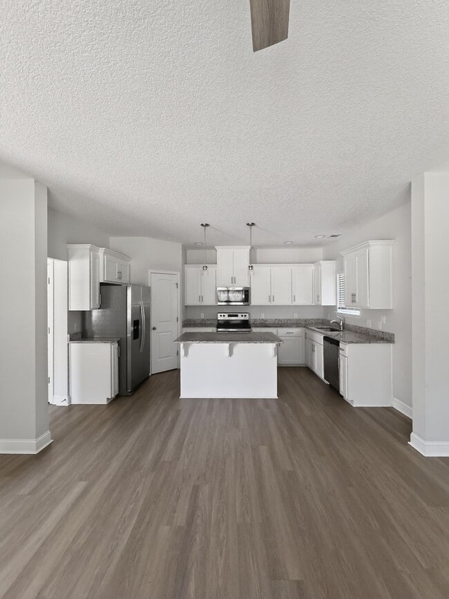 Building Photo - RATE DROP ALERT (was $2200/month) and MOVE-IN SPECIAL: 1st FULL MONTH'S RENT FREE**
