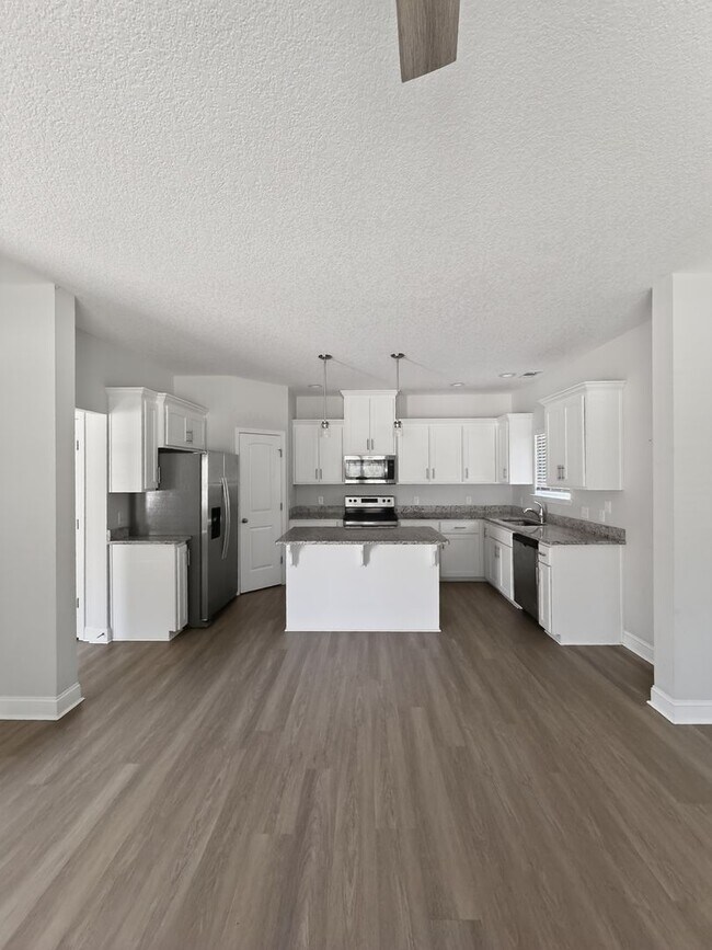 Building Photo - RATE DROP ALERT (was $2350/month) and MOVE-IN SPECIAL: 50% OFF 1ST MONTH'S RENT!**