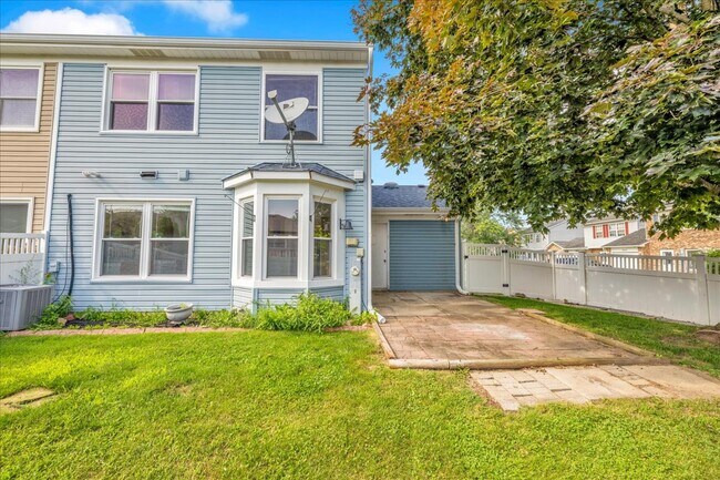 Building Photo - 1426 Walnut Cir