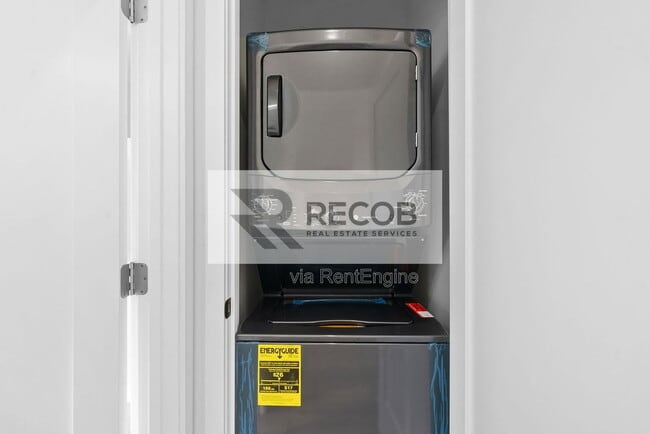 Building Photo - 1638 Elm Ave