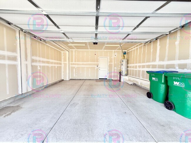 Building Photo - 1 Month free!! This stunning two-bedroom, two-bathroom townhouse with Loft Area