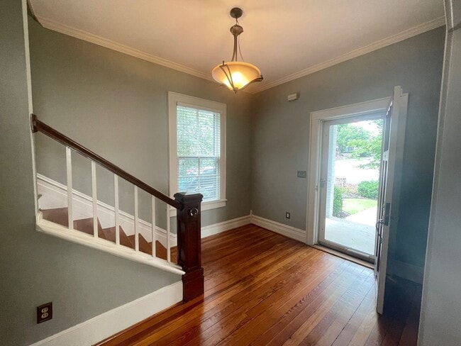 Building Photo - 3 Bedroom 2 1/2 Bath Updated Historic Home