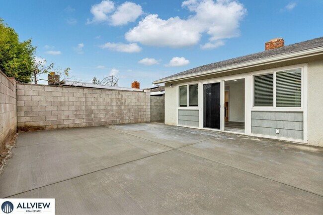 Building Photo - Serra Mesa 3 Bedroom Home with Private Yard & Oversized 2-Car Garage