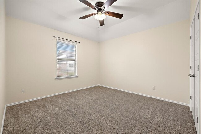 Building Photo - 713 Carillion Dr