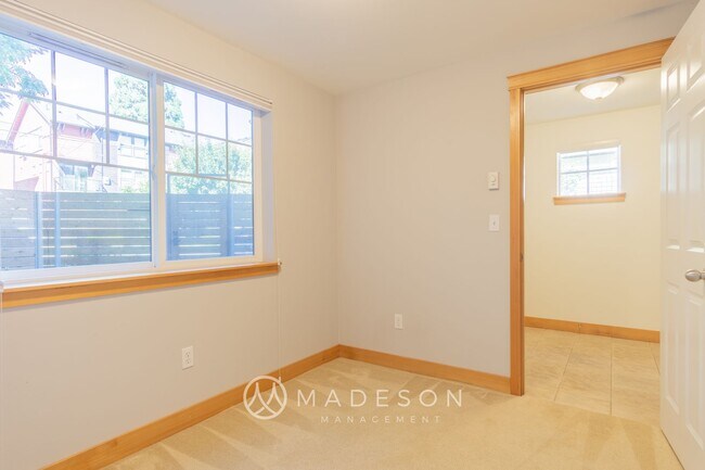 Building Photo - Modern Ballard Townhome | 2 Primary Suites + Office | Garage | Walk to Market ST!