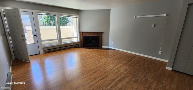 Building Photo - 1 br, 1 bath Condo - 11717 93rd Avenue Nor...