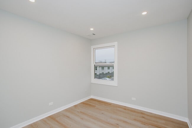 Building Photo - 1845 Bristol Walk