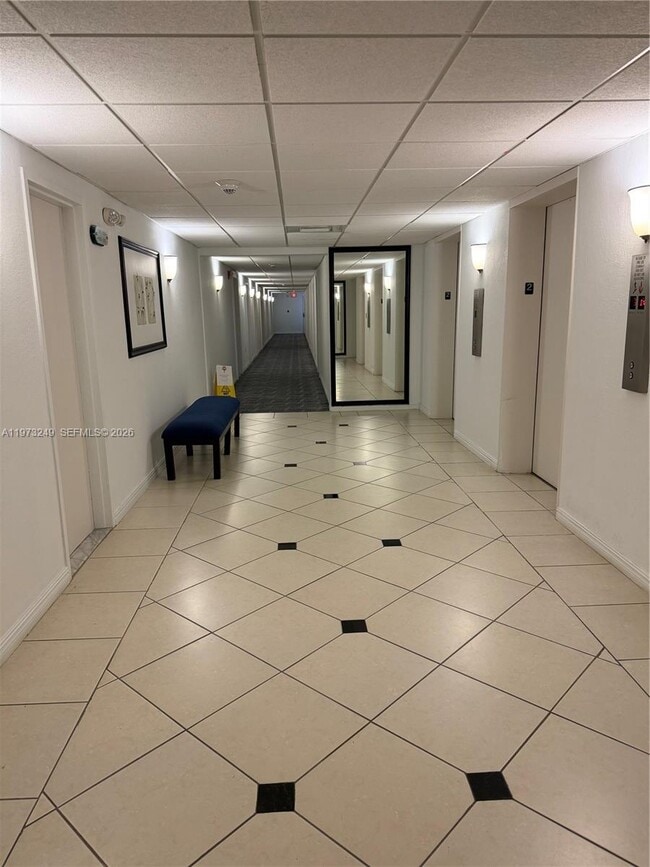 Building Photo - 500 Bayview Dr