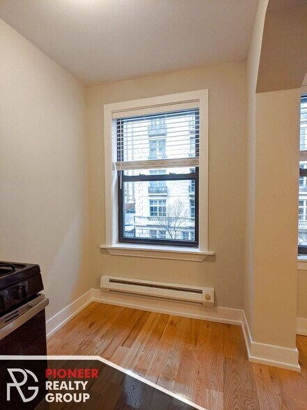 Building Photo - 425 W Roscoe St